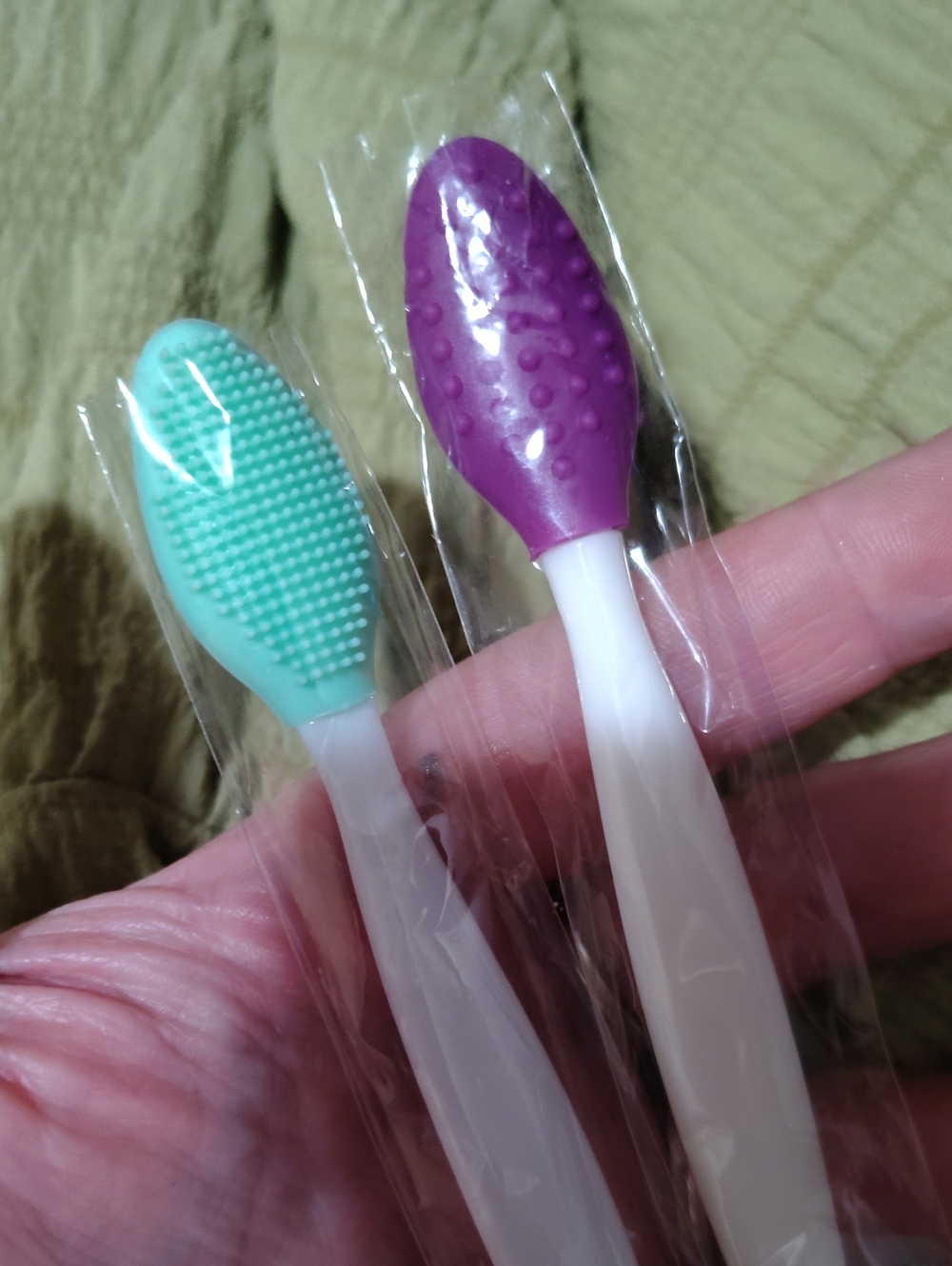 Silicone Dual-Textured Lip Brushes - Mint OR Purple